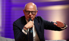 Édouard Philipe s'exprime au siège du MEDEF