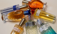 Des flacons de parfums Rochas sont exposés dans le bureau du parfumeur Interparfums à Paris