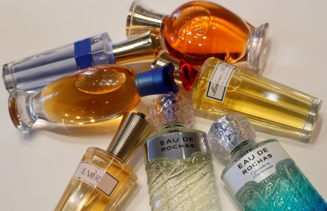 Des flacons de parfums Rochas sont exposés dans le bureau du parfumeur Interparfums à Paris