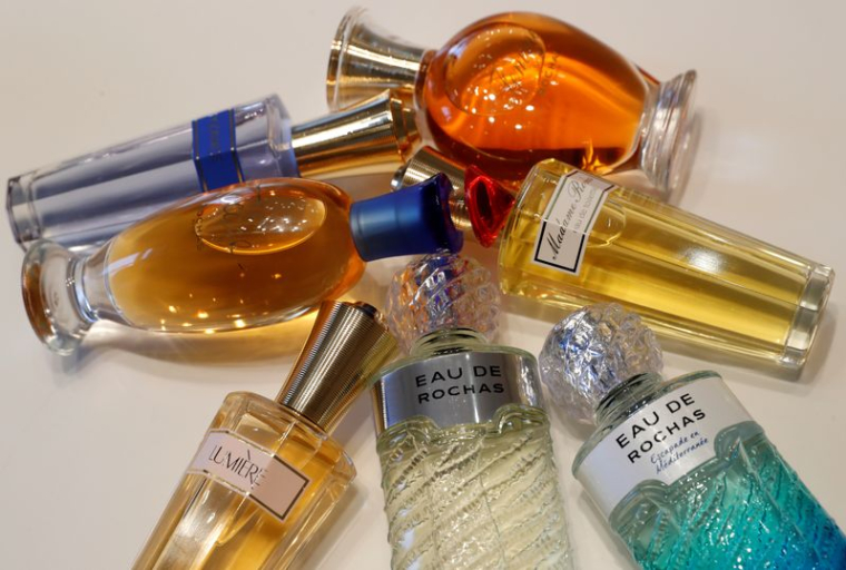Des flacons de parfums Rochas sont exposés dans le bureau du parfumeur Interparfums à Paris
