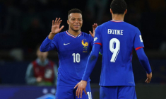 Le Français Hugo Ekitike célèbre avec Kylian Mbappé après le match France contre Ukraine au Parc des Princes, à Paris
