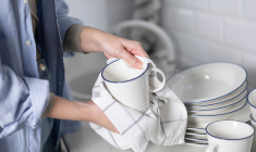 En modifiant la texture des fibres et du tissu, les lavages répétés rendent le vieux torchon plus absorbant que son remplaçant flambant neuf. (crédit: Adobe Stock)