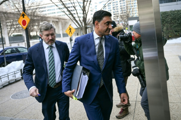 (De gauche à droite) les élus de la Chambre des représentants américaine Thomas Massie et Ro Khanna, coauteurs de la loi obligeant l'administration Trump à publier les documents du dossier Jeffrey Epstein, à leur arrivée dans un bâtiment du ministère de la Justice, à Washington, le 9 février 2026 ( AFP / Brendan SMIALOWSKI )