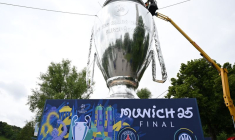 Une réplique géante du trophée de la Ligue des Champions avant la finale