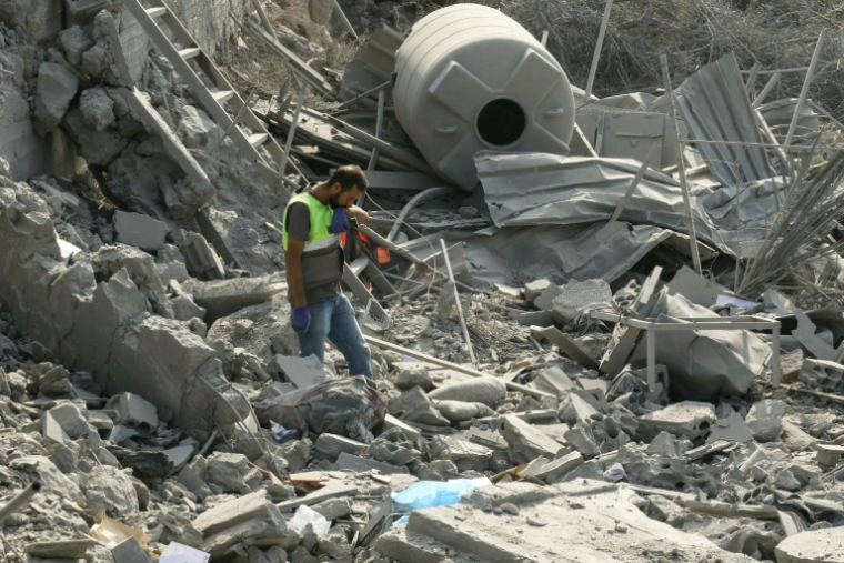Les premiers secours cherchent des survivants dans les décombres d'une maison du village d'Ansar, au sud du Liban, frappée par l'armée israélienne le 15 août 2026.  ( AFP / Mahmoud ZAYYAT )