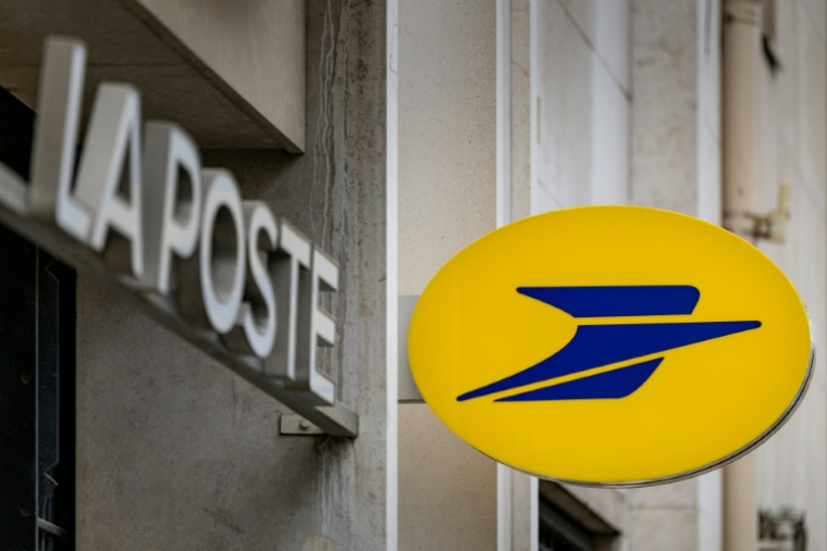Quelque 62 kilos de courriers non distribués ont été découverts dans une forêt du Doubs, a indiqué vendredi le groupe La Poste, qui soupçonne un facteur intérimaire, employé pendant l'été, de s'en être débarrassé. ( AFP / Joel Saget )