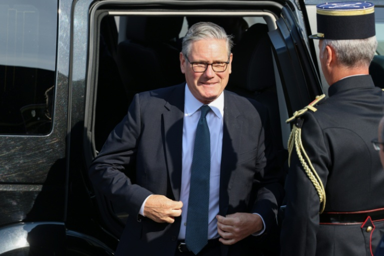 Le Premier ministre britannique Keir Starmer arrive pour le défilé militaire annuel sur l'avenue des Champs-Élysées à Paris, le 14 juillet 2026 ( AFP / Ludovic MARIN )