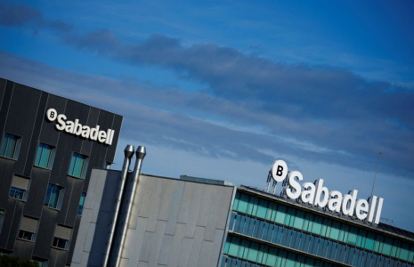 Le logo de la banque Sabadell est visible au sommet de son principal bâtiment administratif à Sant Cugat del Valles.