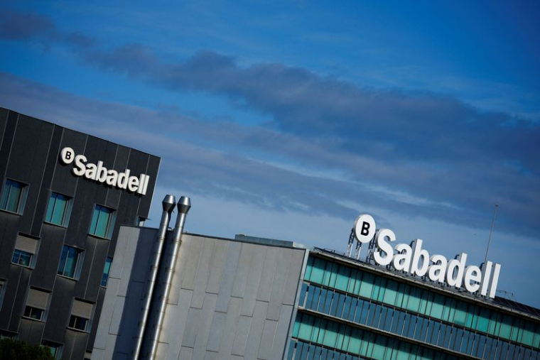 Le logo de la banque Sabadell est visible au sommet de son principal bâtiment administratif à Sant Cugat del Valles.