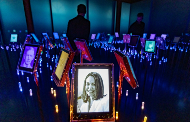 Une photo de Maria Corina Machado, lauréate du prix Nobel de la paix, figure parmi les portraits de précédents lauréats dans l’exposition "La démocratie au bord du gouffre" organisée en l’honneur de la lauréate au Centre Nobel de la paix d’Oslo le 9 décembre 2025 ( AFP / Odd ANDERSEN )