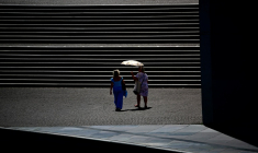 Des passantes se protègent du soleil sous une ombrelle à Berlin, pendant une vague de chlauer, le 26 juin 2026 ( AFP / Tobias SCHWARZ )