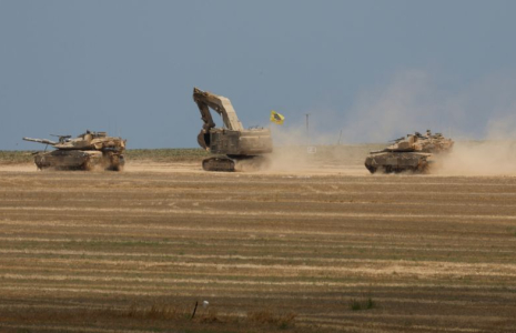 Des chars israéliens manœuvrent près de la frontière entre Israël et Gaza