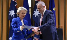 La présidente de la Commission européenne Ursula von der Leyen et le Premier ministre australien Anthony Albanese échangent des copies de l'accord commercial Australie-UE, le 24 mars 2026 à Canberra ( AFP / DAVID GRAY )