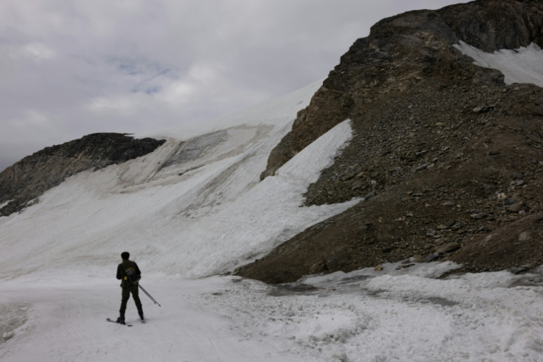 Un skieur descend une piste du glacier de la Grande Motte, le 11 juillet 2026 à Tignes, en Savoie ( AFP / Alex MARTIN )