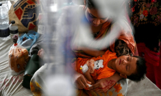 Un enfant atteint de la rougeole reçoit des soins dans un service de pédiatrie d'un hôpital de Dacca, le 9 avril 2026 ( AFP / Munir UZ ZAMAN )