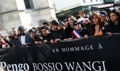 La marche blanche organisée le 25 octobre 2026 à Aubervilliers, en Seine-Saint-Denis, par le club de MMA de Pengo Bossio Wangi, l'homme tué à Trappes deux jours plus tôt ( AFP / Sameer AL-DOUMY )
