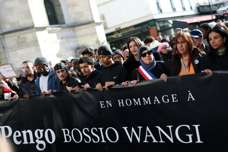 La marche blanche organisée le 25 octobre 2026 à Aubervilliers, en Seine-Saint-Denis, par le club de MMA de Pengo Bossio Wangi, l'homme tué à Trappes deux jours plus tôt  ( AFP / Sameer AL-DOUMY )