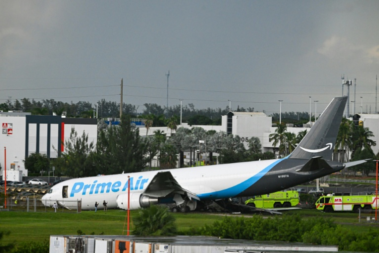 L'avion-cargo d'Amazon sorti de piste, le 6 septembre 2026 à Miami, en Floride ( AFP / CHANDAN KHANNA )