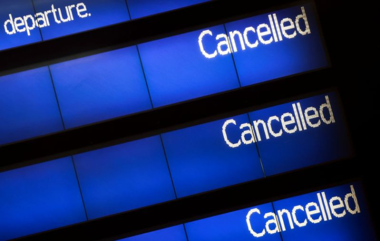 LA SUSPENSION DES VOLS VERS LE ROYAUME-UNI PLONGE UN PEU PLUS ENCORE LE TRANSPORT AÉRIEN DANS LA TOURMENTE