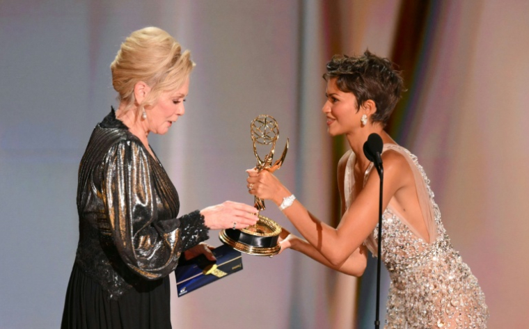 L'actrice américaine Jean Smart reçoit le 8e Emmy Award de sa carrière des mains de Zendaya, le 14 septembre 2026 à Los Angeles ( AFP / Patrick T. Fallon )