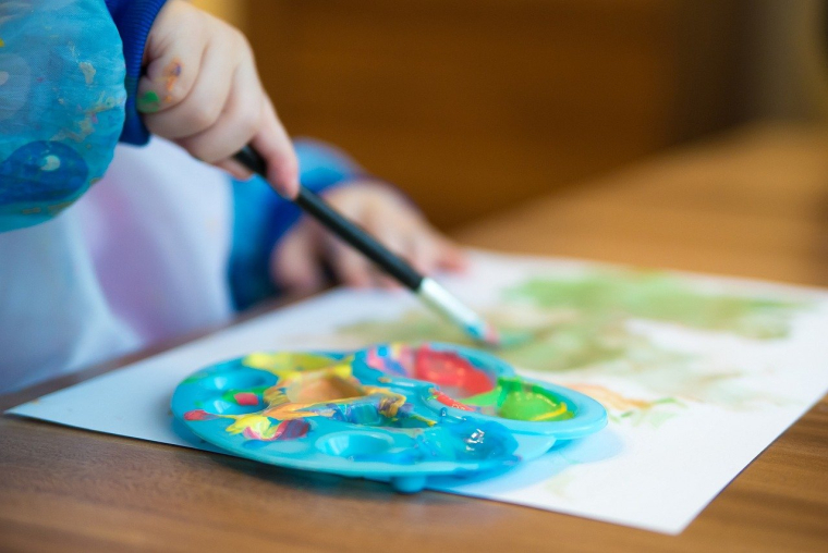 Les parents pourront bientôt avoir droit à un crédit d'impôt de 1 750 euros pour faire garder leur enfant contre 1 150 jusqu'à présent. Photo d'illustration. (EvgeniT / Pixabay)