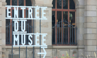 Une fenêtre cassée (d) près de l'entrée du musée national de céramique Adrien Dubouche cambriolé pendant la nuit, le 4 septembre 2025 à Limoges, en Haute-Vienne ( AFP / Franck LAGIER )