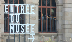 Une fenêtre cassée (d) près de l'entrée du musée national de céramique Adrien Dubouche cambriolé pendant la nuit, le 4 septembre 2025 à Limoges, en Haute-Vienne ( AFP / Franck LAGIER )