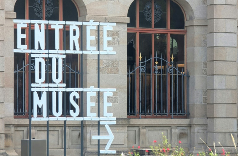 Une fenêtre cassée (d) près de l'entrée du musée national de céramique Adrien Dubouche cambriolé pendant la nuit, le 4 septembre 2025 à Limoges, en Haute-Vienne ( AFP / Franck LAGIER )