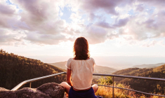 (Crédits photo : Adobe Stock - Une personne se recueille suite au décès d'un proche)