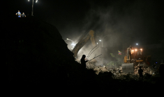 Même la nuit, bénévoles et secouristes travaillent sur les sites du doublé-séisme ( AFP / Juan BARRETO )