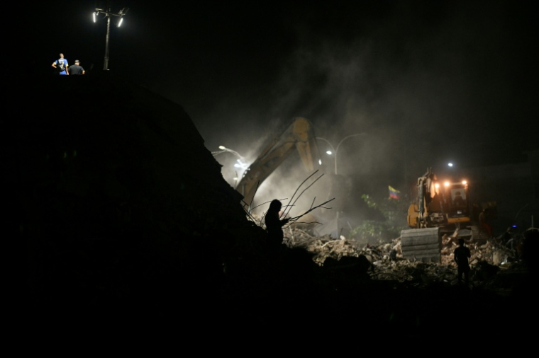 Même la nuit, bénévoles et secouristes travaillent sur les sites du doublé-séisme ( AFP / Juan BARRETO )