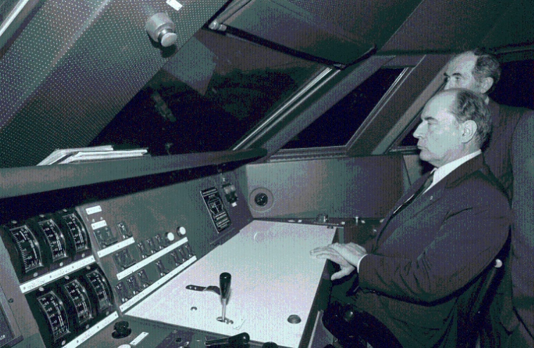 L'ex-président de la République François Mitterrand le 22 septembre 1981 lors de l'inauguration du TGV, à Montchanin, en Saône-et-Loire ( AFP / DOMINIQUE FAGET )