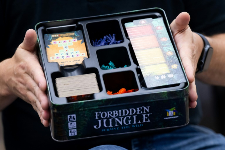 Boyd Stephenson, propriétaire du magasin Game Kastle College Park, explique comment l'invertitude autour des droits de douane lui pose problème pour planifier ses achats ( AFP / SAUL LOEB )