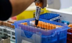 Le réseau de laboratoires de biologie médicale Cerballiance en France a annoncé vendredi avoir été victime fin mars d'une attaque informatique ayant entraîné "un accès non autorisé" à des données personnelles de "certains de ses patients" ( AFP / DENIS CHARLET )