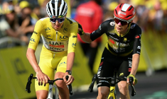 Tadej Pogacar (G) et Jonas Vingegaard (D) franchissent la ligne d'arrivée de la 10e étape du Tour de France, le 14 juillet 2025 au Mont-Dore Puy de Sancy ( AFP / Loic VENANCE )