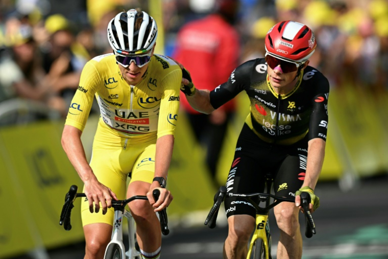 Tadej Pogacar (G) et Jonas Vingegaard (D) franchissent la ligne d'arrivée de la 10e étape du Tour de France, le 14 juillet 2025 au Mont-Dore Puy de Sancy ( AFP / Loic VENANCE )