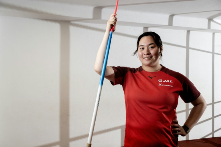 La médaillée d'or olympique en javelot, Haruka Kitaguchi, pose dans la ville tchèque de Domazlice où elle s'entraîne, le 14 août 2025 ( AFP / Michal Cizek )
