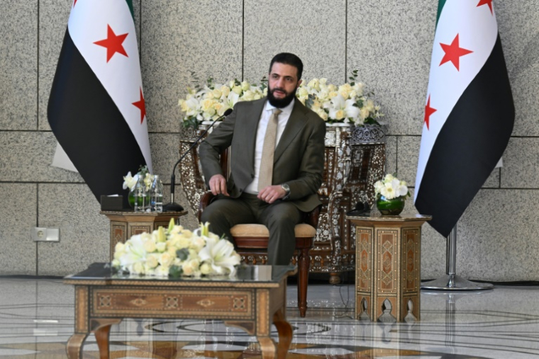 Le président syrien Ahmed al-Charia assiste à une réception en l'honneur d'une délégation du Conseil de sécurité des Nations Unies au palais présidentiel de Damas le 4 décembre 2025. ( AFP / LOUAI BESHARA )