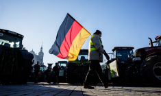 ( AFP / JENS SCHLUETER )