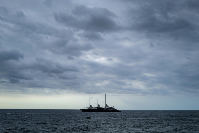 L’Orient Express Corinthian, le plus grand voilier du monde, navigue au large de Monaco à l’occasion du Monaco Yacht Show, le 23 septembre 2026 ( AFP / Valery HACHE )