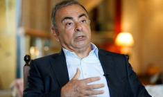 Photo d'archives: L'ancien dirigeant automobile fugitif Carlos Ghosn fait des gestes pendant qu'il parle lors d'une interview avec Reuters à Beyrouth