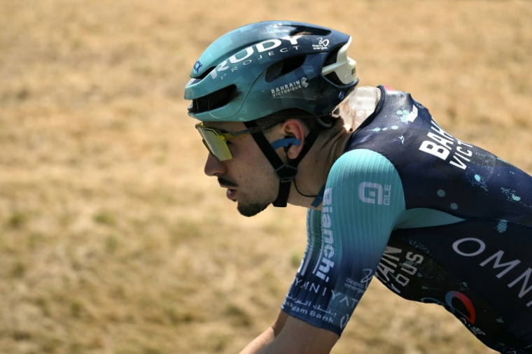 Le coureur français Lenny Martinez avec une poche de glace dans le cou, lors de la 8e étape du Tour de France entre Périgueux et Bergerac, le 11 juillet 2026 ( AFP / Jeff PACHOUD )