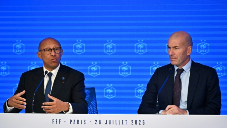 Le président de la FFF Philippe Diallo et le nouveau sélectionneur de l'équipe de France Zinédine Zidane, le 28 juillet 2026 à Paris ( AFP / LOU BENOIST )