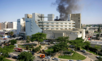 Une colonne de fumée s'élève d'un bâtiment de l'hôpital Soroka à Beersheva, dans le sud d'Israël, à la suite d'une attaque de missiles iraniens, le 19 juin 2025 ( AFP / Maya LEVIN )