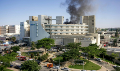 Une colonne de fumée s'élève d'un bâtiment de l'hôpital Soroka à Beersheva, dans le sud d'Israël, à la suite d'une attaque de missiles iraniens, le 19 juin 2025 ( AFP / Maya LEVIN )
