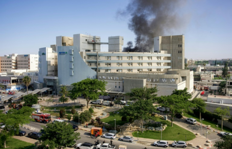 Une colonne de fumée s'élève d'un bâtiment de l'hôpital Soroka à Beersheva, dans le sud d'Israël, à la suite d'une attaque de missiles iraniens, le 19 juin 2025 ( AFP / Maya LEVIN )