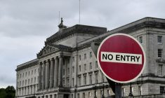 Un panneau d'interdiction d'entrée près des bâtiments du Parlement de Stormont à Belfast