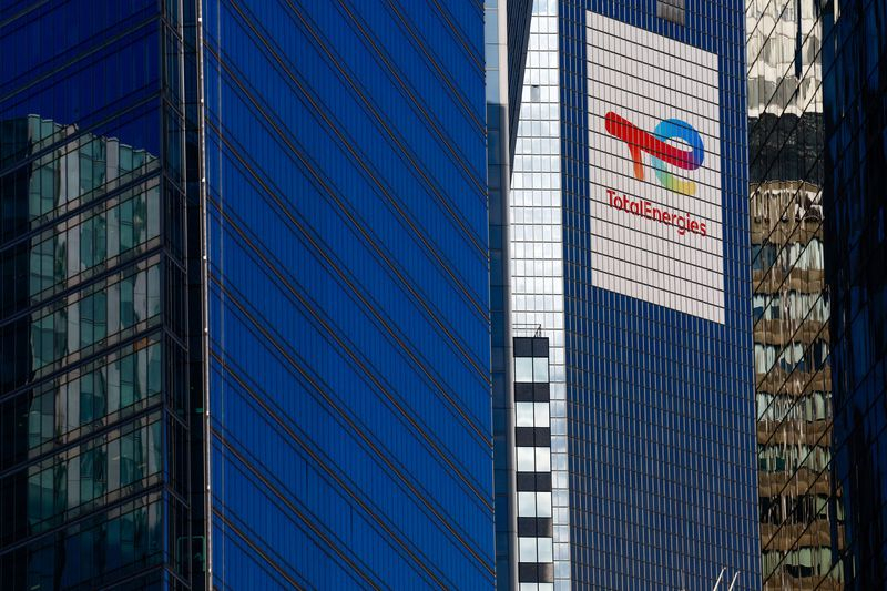 Le logo de la société pétrolière et gazière française TotalEnergies dans La Défense