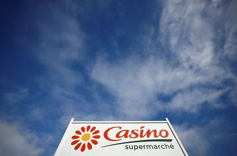 Le logo de Casino à l'extérieur d'un supermarché à Sainte-Hermine