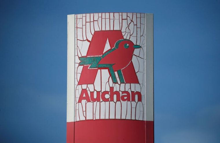 Le logo d'Auchan à l'entrée d'un hypermarché près de Nantes